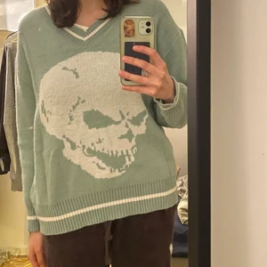 sweatshirt med dödskallemotiv   - En supercool sweatshirt som jag älskar. Måste tyvärr sälja då mina armar var för långa för den. Storlek M men skulle passa S   