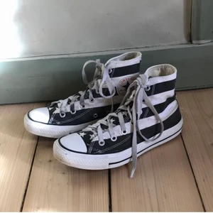 converse - Ett par svart-vita converse i riktigt bra skick! Stjärnor på ”tungan” och där bak. Lite smutsiga på sidan men det går bort om man kör de i tvättmaskinen. strl EU 37. Hör av er för fler bilder eller frågor. Kolla gärna in mina andra anonser! Samfraktar vid köp av två eller fler varor💙