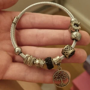 Armband - Detta är armband med massa pärlberlocker på den passar till vem som helst för den kan man dra i den.