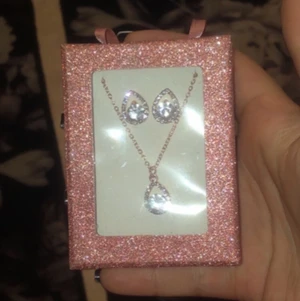 Örhängen - Fick dem i födelsedagspresent, oöppnade såklart! Dom är i en fin rosen färg. 