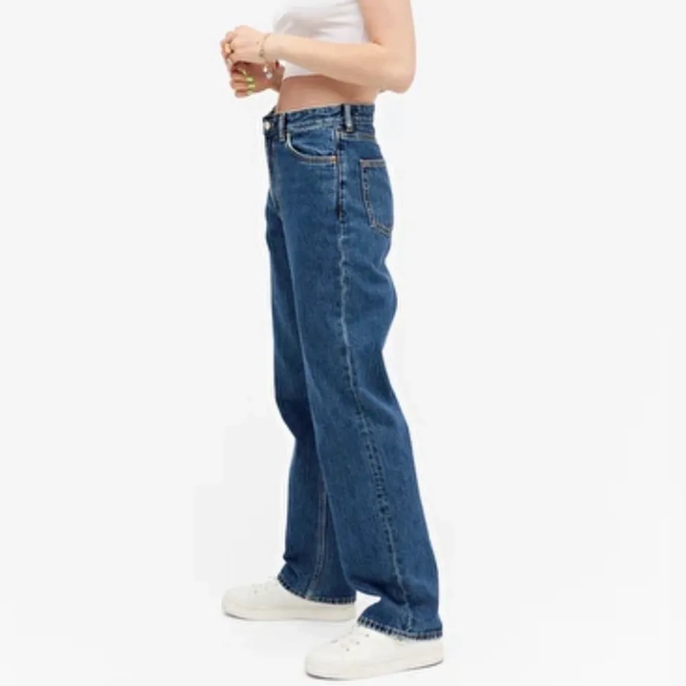 Lånade bilder! Monki jeans i stl 28 och i superskick. Köpte jeansen för 400 men säljer för 300 kr (frakten ingår i priset)🌸. Jeans & Byxor.