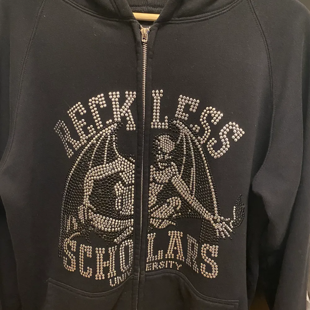 Säljer reckless scholars hoodie i L (passar mig slm är 177). Några paljetter har lossnat men inte många (se bild). Direktköp för 800.. Hoodies.