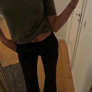 Byxor  - Säljer dessa URSNYGGA Manchester byxor från zara i storlek xs men skulle säga att de passar s, jag är 174 cm lång, de är i gott skicka, frakt tillkommer!💖