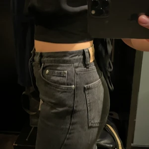 ADSGN JEANS - Säljer nu mina adsgn jeans pga. Fel storlek! Nyskick. Alice stenlöfs märke! Väldigt snygg modell. Jag har endast använt dom några gånger👍🏼 