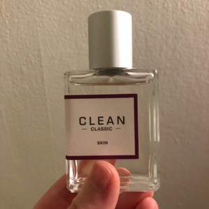 Clean classic skin Eau De Parfume 30ml. Säljer denna då den kom i ett presentpaket jag fick i julklapp jag hade dock redan denna i 60ml. Den är inte använd! Nypris 486 för 30ml.