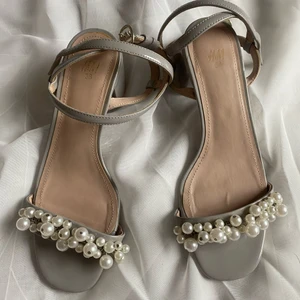 Klack skor  - Jättw Söta klack skor från H&M. Använt 3 gånger. Jätte bekväma och passar till allt. 