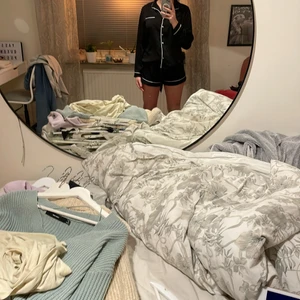 Svart pyamas sett  - En pyamas som knappt är använt, Shortsen är lite mer  lowvaisted. Väldig fin pyjamas i ett silkigt material