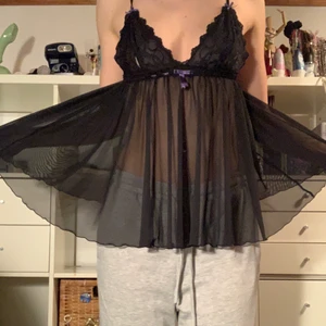 Sexi linne - Fräsigt svart linne med spets och mesh. Jätte smex!