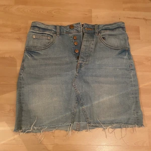 Kjol - Säljer snygg jeanskjol! Fint skick. Köparen står för fraktkostnaden 🥰