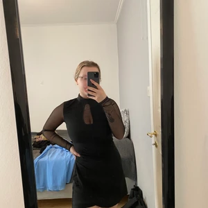  Jumpsuit  - Fin glittrig jumpsuit, har inte använt en enda gång för att valde ta på mig något annat på nya år och jag tror att jag kommer aldrig använda den därför säljer jag den