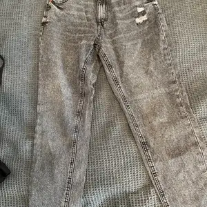 Fina grå jeans. Säljer dom för att de är för liten på mig
