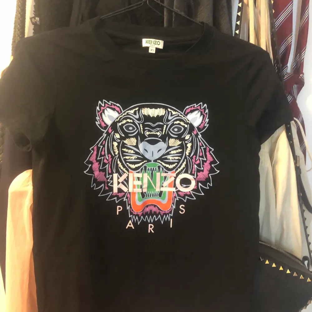 Säljer min kenzo t-shirt. Jättefint skick❤️ nypris runt 900kr. Självklart äkta. T-shirts.