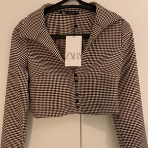 Kroppad kavaj - En helt ny kroppad kavaj med lappen kvar i storlek XS. Slutsåld på hemsidan. Säljer pga att jag råkade beställa fel storlek🌟 