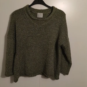 Stickad tröja - Stickad tröja från MASAI hittar ingen storlek i den men passar mig som har S-M. Riktigt snygg grön färg Som tyvärr inte lyckas fångas upp på bild. Har Corona för tillfället så kan inte frakta just nu men är på bättringsvägen så i slutet av denna veckan/ början på nästa så borde jag vara frisk. Håller inget utan är först till kvarn, köparen står för frakt