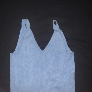 Baby blå topp!  - En fin blå topp eller linne som jag köpte för ca 199kr och säljer för 60kr! Storleken s men den är väldigt töjbar vilket jag gillar! Kom priv för diskussion om pris eller fler bilder osv! Är öppen för byten oxå!❤️