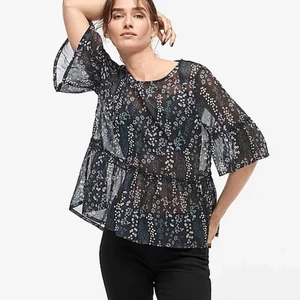 Blus - Snygg och bekväm blus med blommor från Ellos. Använd ett fåtal gånger, strl 42.