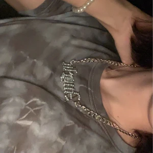 Ett halsband från hm💗  - Det passar it min stil så mycket men det står Angelic som va likt mitt namn så jag köpte hhah pris går att diskutera 💗