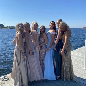 Balklänning - Säljer min älskade balklänning!! Endast använd en gång! Öppen rygg med guldigt glitter🤩🤩