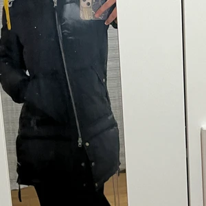 Parajumper  - Parajumper jacka använd ett fåtal gånger och är i princip nyskick. Säljs pga att den inte används.              Storlek: XS                                        Färg: Svart.                                        Säljs för 3500 men pris kan diskuteras vid snabb affär 🤍