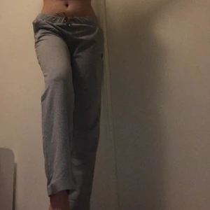 Grå byxor (Plus Sized!) - Har aldrig blivit används (bara i den hära bilden, helt ny, har bakficka, inga fläck eller hål, är M så byxorna kankse ser lite konstiga ut på mig i bilden.