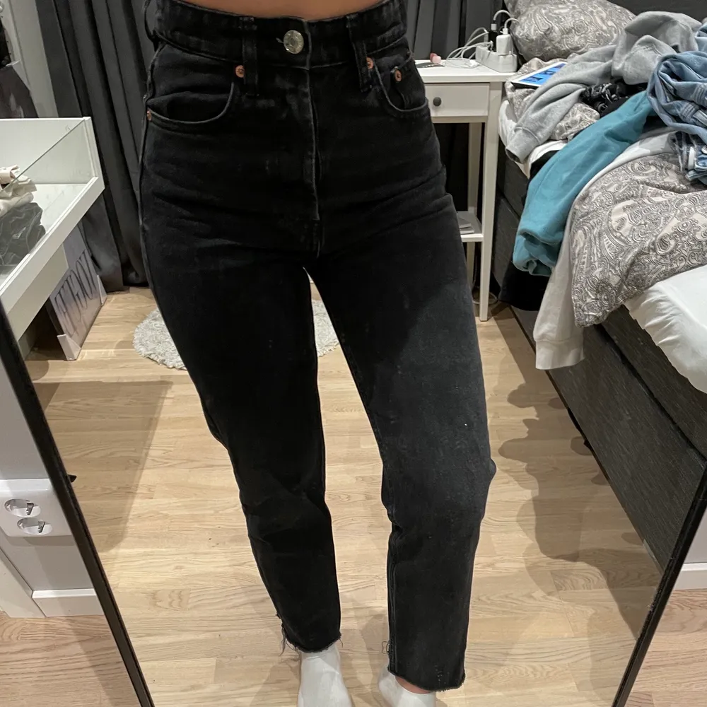 Mom jeans från zara i bra skick, skälet dom då de inte är min stil längre men verkligen jätte fina och sitter jätte bra . Jeans & Byxor.