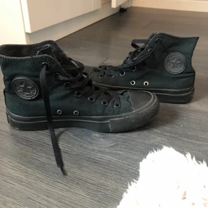 Converse - Assnygga helsvarta converseskor. De är mycket använda men ändå i fint skick. Storlek 38. 120kr.