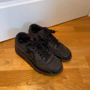 Helt svarta Nike air Max i storlek 38.5/ 24 cm. Köpte för några år sedan, använda men i relativt bra skick. 