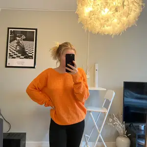 Orange stickad tröja med öppen ryggen i storlek S