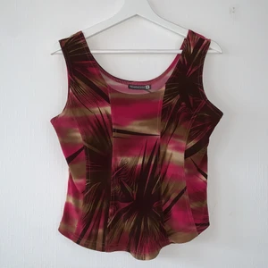 Brunrosa korsettopp - Sååå fin topp i korsettliknande stil! Hade använt så mycket om jag klädde i färgerna men tyvärr tycker jag inte de passar mig😩 den är stretchig och i riktigt fint skick. Sömmarna längs magen ger en sån fin midja och är ”mjuka” så är ingen shapeing-tröja. Passar M-L och färgerna framgår bäst på bild 1-2😊 Gratis frakt🥰🙏🏻💓