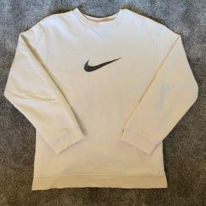 Nike vintage tröja i färgen vit/cream och med broderad Nike swoosh. Passar S (Unisex). Skick (9/10),  inga skavanker