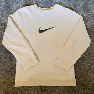 Nike vintage tröja - Nike vintage tröja i färgen vit/cream och med broderad Nike swoosh. Passar S (Unisex). Skick (9/10),  inga skavanker