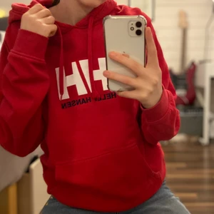 Helly Hansen Hoodie - Helly Hansen hoodie i L, sitter snyggt oversized på S & M! Fint skick! 