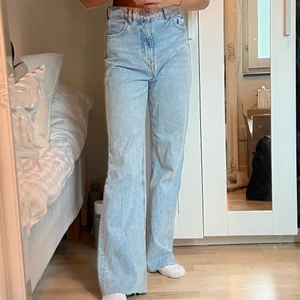 Wide leg jeans 🤍 - Sjukt snygga jeans ifrån Zara, använda fåtal gånger så i jättefint skick. Jag är 163cm och den går 2-3 cm ner på marken för mig🤍