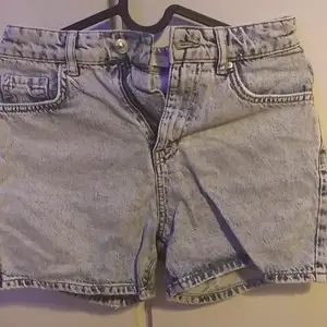 Snygga shorts från Gina Tricot i jeans tyg. Köpt ny för 250kr men har bara använts ett fåtal gånger
