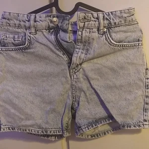 Gina Tricot jeans shorts - Snygga shorts från Gina Tricot i jeans tyg. Köpt ny för 250kr men har bara använts ett fåtal gånger