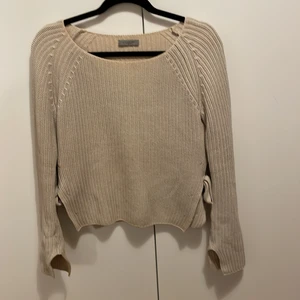 Tröja Hunkydory - En söt virkad tröja från Hunkydory i storlek XS. Använd men i fint skick. På sidan är det en ”slits” och knytband, även ”slits” i armarna. 