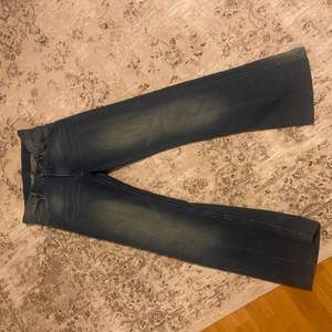Bootcut jeans från Whyred💕 mid/low waisted. Lite för korta för mig som är 174cm.