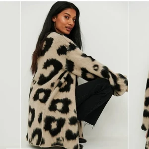 Leopard mönstrad kofta - Leopard mönstrad kofta ifrån NAKD, använd några få gånger. Säljer pågrund utav att jag inte använder den. Jättefin och jätteskönt material🐆🤍