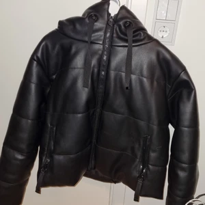 Zara faux leather puffer jacket - A large size S. Only worn a few times, no visable damage. Very woorm and comfortable.