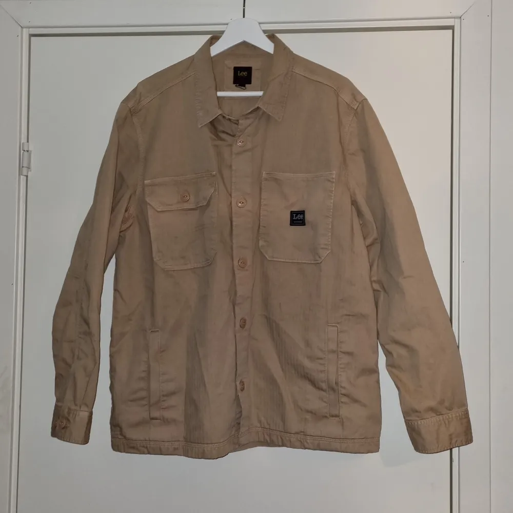 Beige Lee Workwear shirt 100% cotton. Size L, never worn, only tried on. Like new. Jackor.
