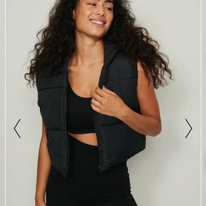 Väst  - Säljer min as snygga väst från nakd!!! Den passar så bra nu på våren och även på sommaren. Den är aldrig använd utan enbart testad. Original priset är 599💕