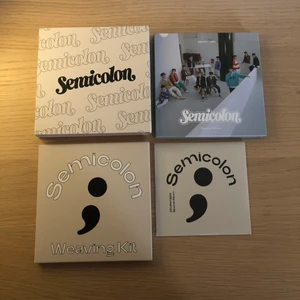 SEVENTEEN "Semicolon ; (Group Ver.)" - Officiell album köpt från Bengans. Allting tillkommer som kom med i köpet (Weaving Kit, CD, 1 Folded Postcard, 4 'random' av varje minicard, 1 'Semicolon' klistermärke och 2 'random' photocards), dock för random minicards och photocards kan man välja 4st minicards (bild 2) och 2st photocards (bild 3) - meddela gärna vilka minicards och photocards ni önskar er från bild 2&3 eftersom att jag inte vet vilka som fortfarande är tillgängliga. Tar inga ansvar för postens slarv! Meddela för frågor!