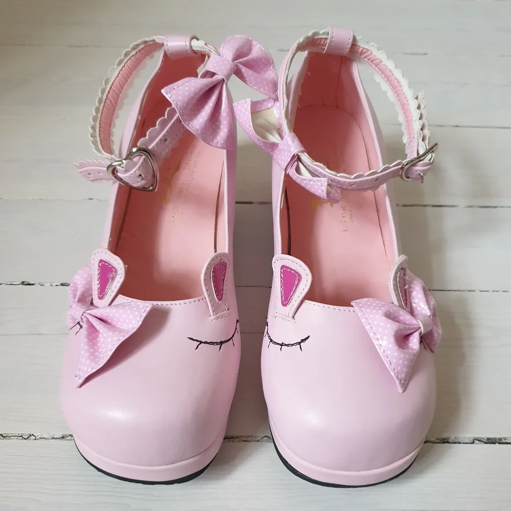 Rosa klackskor med gulliga detaljer från Ling Mei Shoes - Japan trend style series. Mycket gott skick, endast använda ett fåtal gånger. Uppskattad storlek är 36-37. Skriv om ni vill ha exakt mått. Kan frakta eller mötas i Stockholm:). Skor.