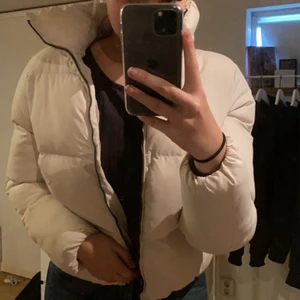 Jacka - En vit puffjacka i storlek S. Säljs för den inte kommer till användning men jätte skön och varm. Har fickor men ingen luva. Säljer för 100kr+frakt