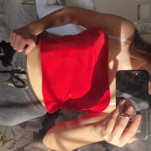 Röd tröja - Egengjord röd tröja. Köpare står för frakt☺️ jag är storlek S men skulle nog även passa M