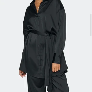 Satin klänning  - Oanvänd satin klänning från bikbok, prislapp kvar. 