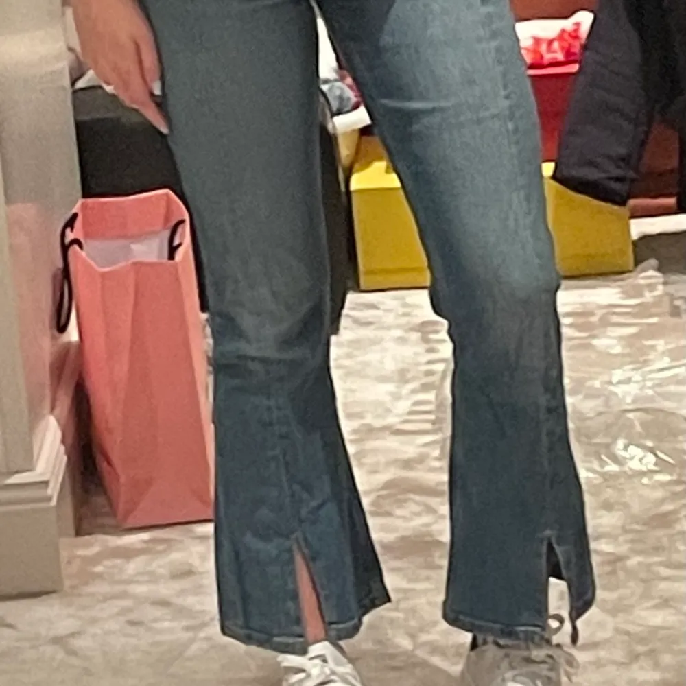 Säljer dessa super snygga zara jeans med slits där fram!! De har använts ett fåtal gånger. Jag är 163 lång. . Jeans & Byxor.