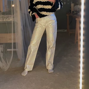 Byxor  - Ljusa jeans med iriserande mönster, helt magiska men har tyvärr aldrig använts då de är för stora för mig :/ prislappen sitter frf kvar