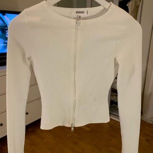 Kofta💫💋 - Jättefin cardigan liknade kofta från missguided som aldrig blivit använd. Det är storlek S på tröjan, men skulle säga att det är XS då den är för liten för mig som vanligtvis brukar kunna ha XS/S💕⭐️💋 pm för fler bilder❤️