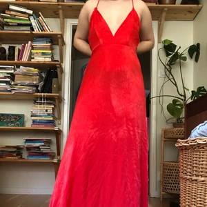 Röd balklänning - Sjuuukt fin och vacker klänning perfekt till bal, aldrig använd! Köpt från PrettyLittleThing, strl 38! Modellen har ganska liten byst så den sitter snyggare på folk med lite större bröst/byst. Obs: använd inte svarta trosor under haha ;) 